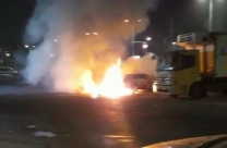 بالفيديو: احتراق مركبة في مدينة اللد دون اصابات 